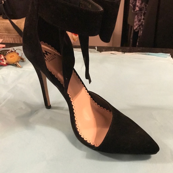 Fabulous Black Big Bow slanted front Heels - Picture 4 of 5